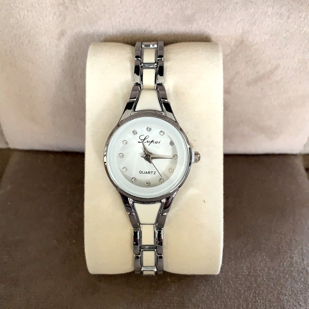Women watch strata quartz